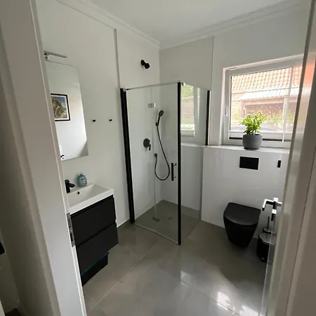 Moderne 1-Zimmer-Gaestewohnung Im Neubau Mit Schoenem Garten *