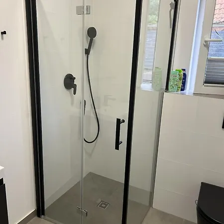Moderne 1-Zimmer-Gaestewohnung Im Neubau Mit Schoenem Garten منزل للإقامة *
